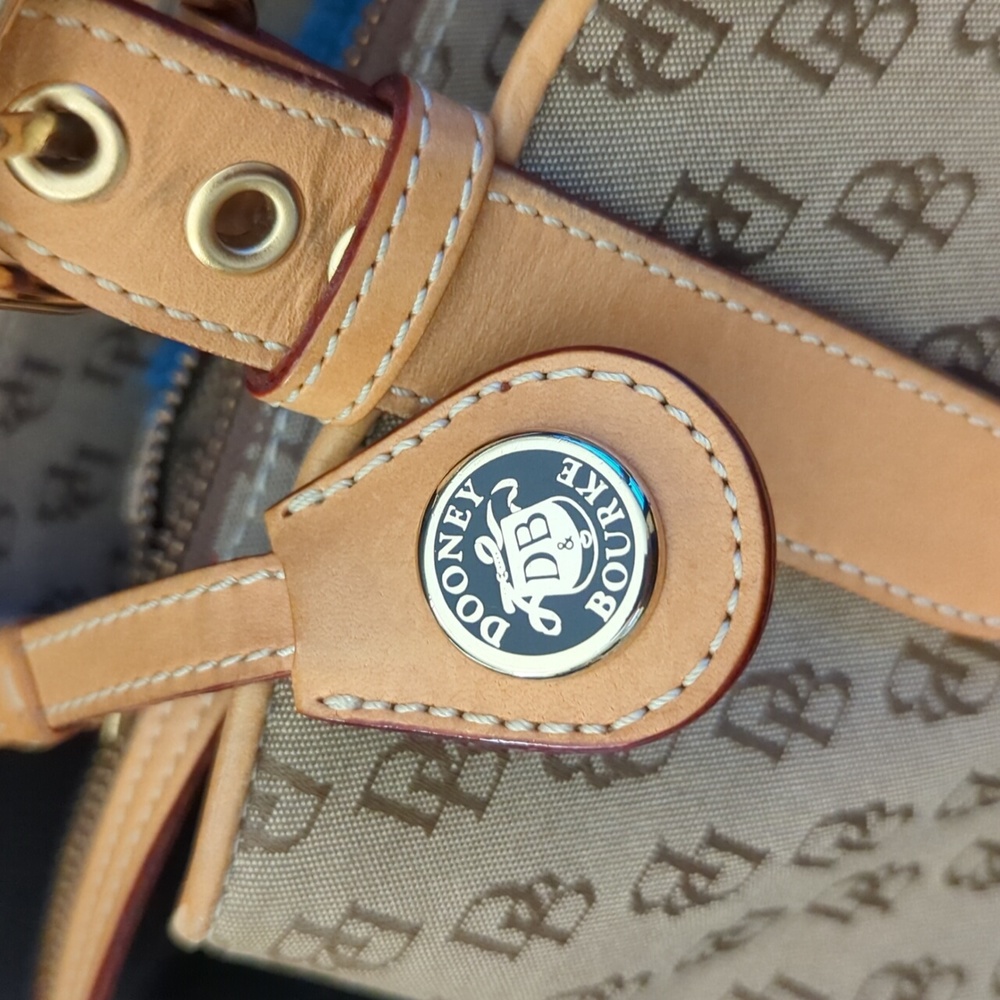 Dooney & Bourke Carry All View 2